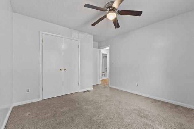 Building Photo - 6257 Lakehaven Dr