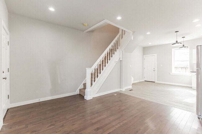 Building Photo - Newly Updated 2 bedroom 1 Bathroom House f...