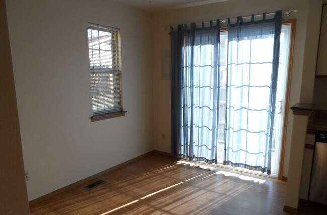 Building Photo - 7957 Lexington Park Dr