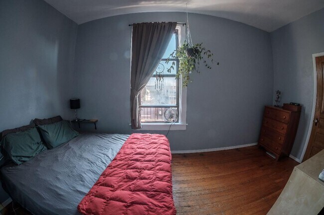 Building Photo - 1042 N Winchester Ave