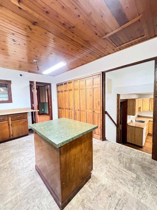 Building Photo - 735 S Main St