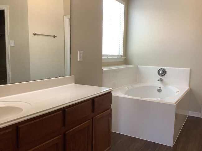 Building Photo - 5119 Westwood Pines Dr