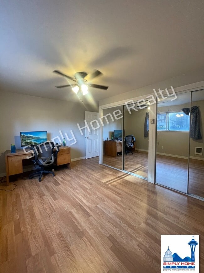 Building Photo - Private Cul-de-Sac Gem with Spacious Backyard!