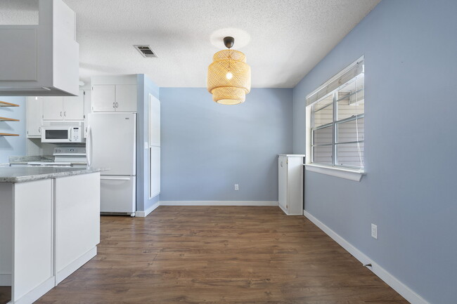 Building Photo - 1100 Shoreline Dr