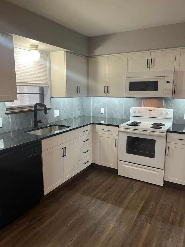 Building Photo - 5205 Parkwood Ave