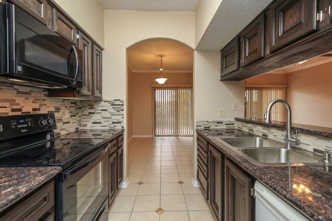 Building Photo - 17417 Red Oak Dr