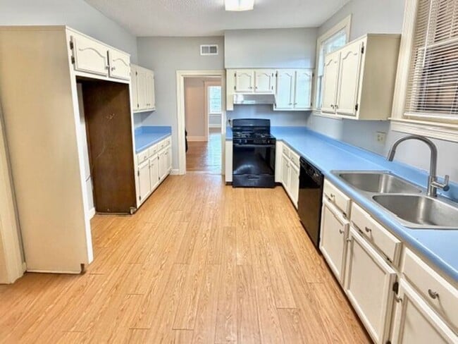 Building Photo - Now Leasing In Near Overton Park and Arts District- 4-bedroom 1.5 Bath Available Now!