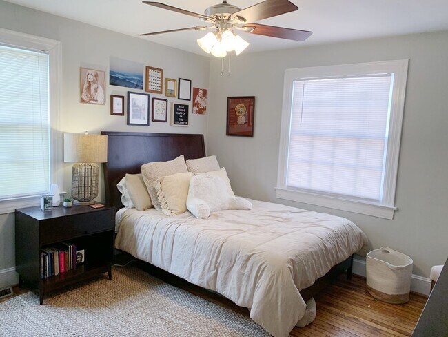 Building Photo - 3 Bedrooms 2 Bathrooms with fenced in back...