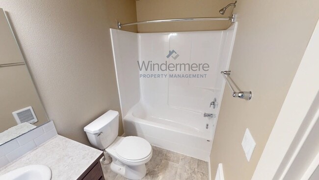 Building Photo - 221 Laurel St