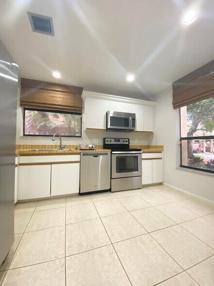 Building Photo - 5859 Fox Hollow Dr