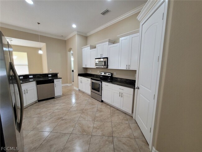 Building Photo - 704 Magnolia Ave