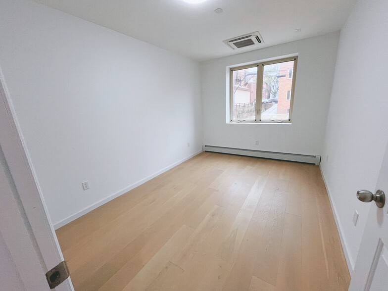 Bedroom empty - 3958 58th St