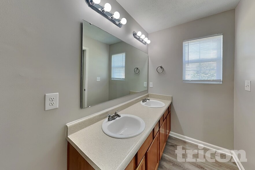 Building Photo - 2337 Middle View Dr