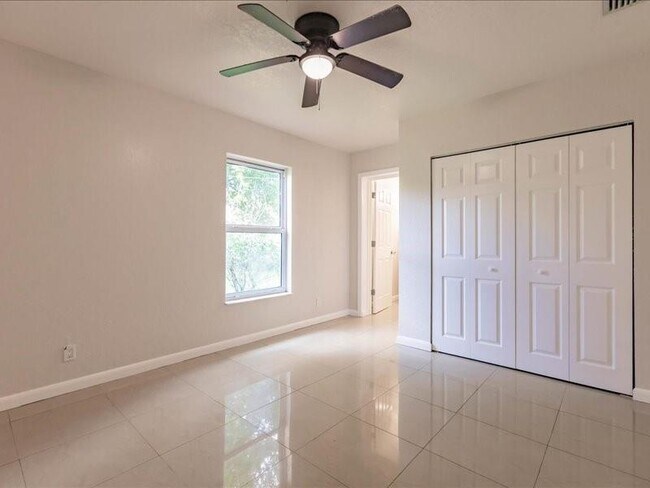 Building Photo - 5201 NW 17th Ct