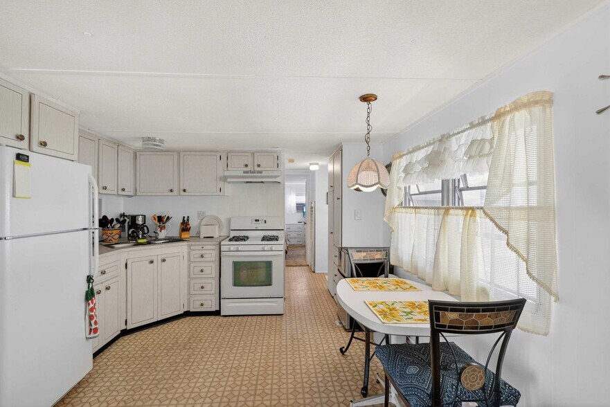 Building Photo - 718 S Green Cir