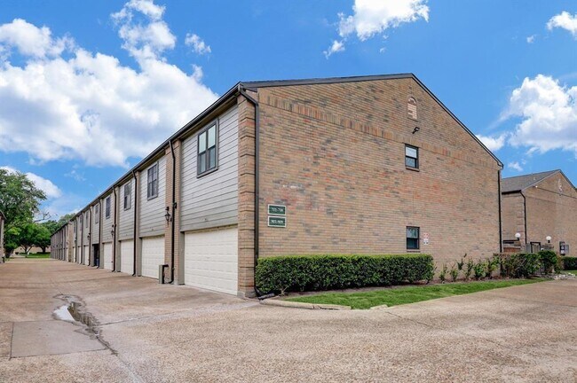 Building Photo - 9850 Pagewood Ln