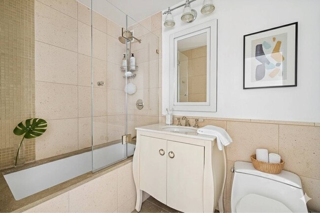 Building Photo - 350 W 42nd St