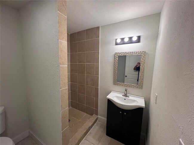 Building Photo - 213 Herbert St