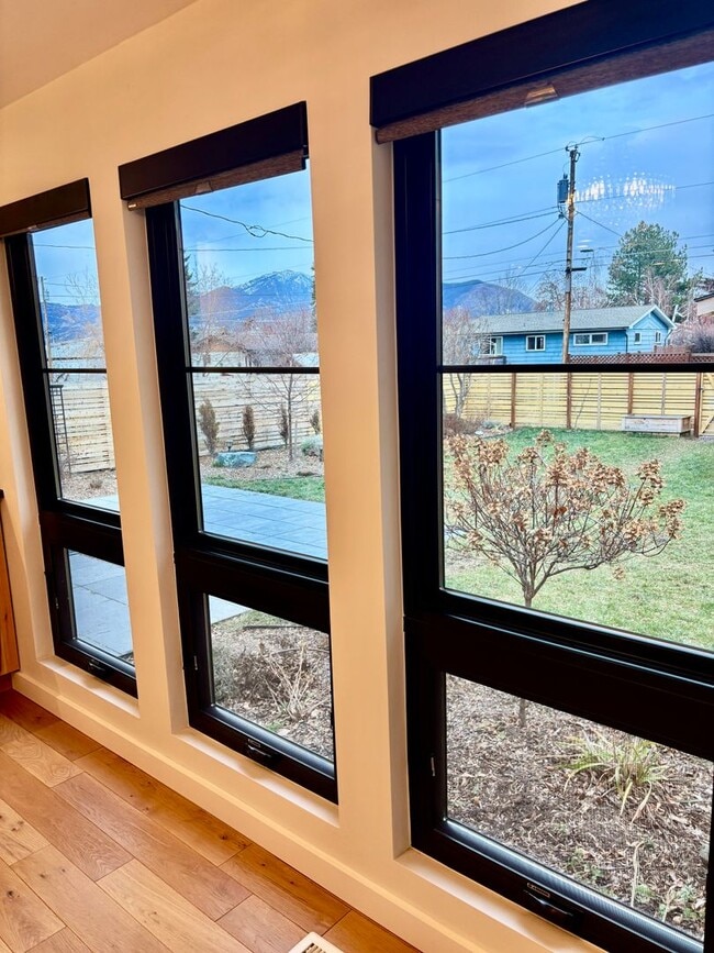 Building Photo - Spacious House. Expansive Lot. Prime Location