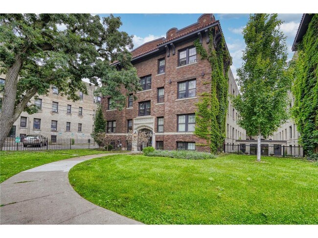 Building Photo - 214 E 19th St