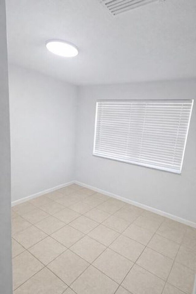 Building Photo - 1626 43rd St