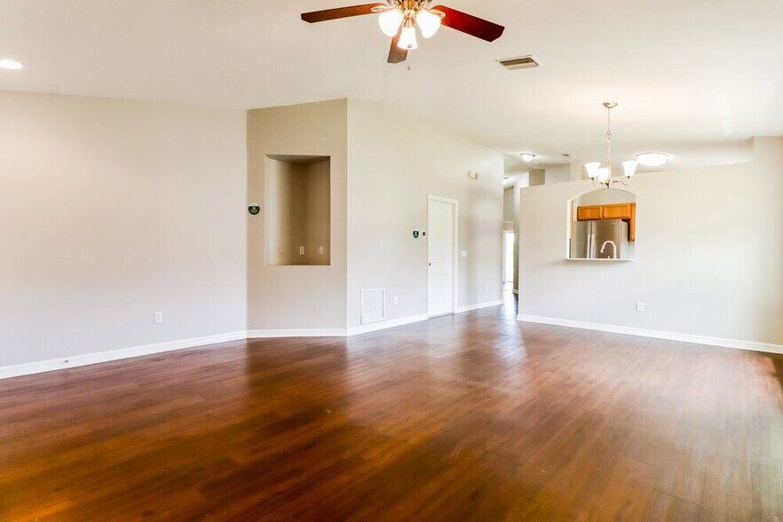 Building Photo - 12610 Montford Ln