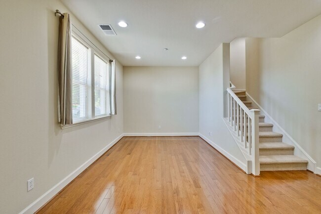 Building Photo - Excellent 4 Bed 2.5 Bath Town Home!