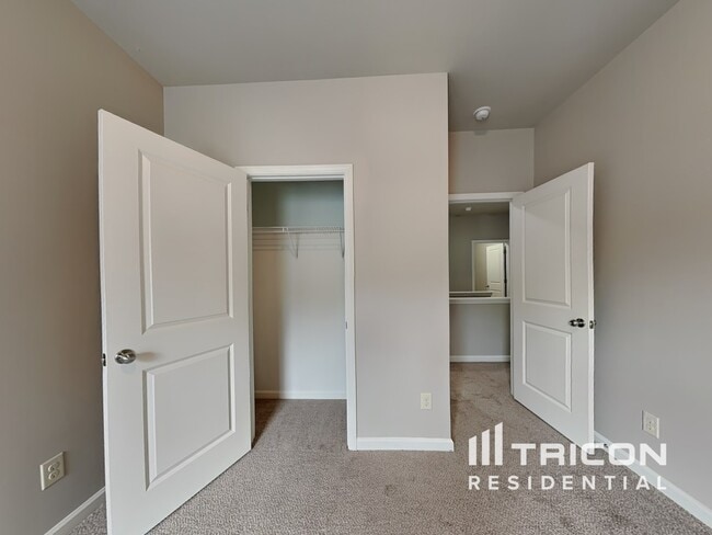 Building Photo - 5030 Glencliff Dr