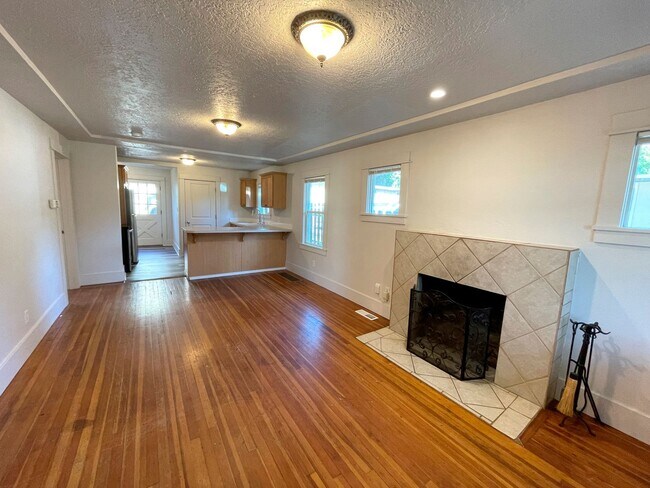Building Photo - Charming 1920s Bungalow in Montavilla, Washer and Dryer Included!