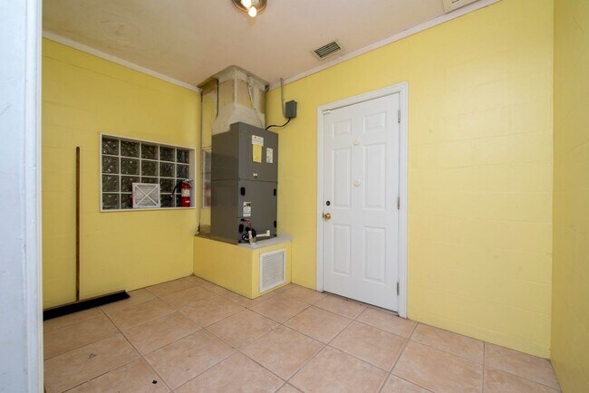Building Photo - Cute 3/2 House with 2-Car Garage near Lake Underhill/Downtown Orlando