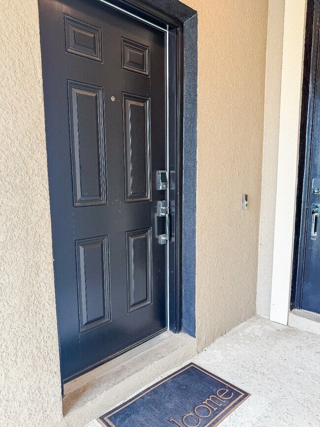 Building Photo - 1 Bedroom / 1 Bathroom Private Furnished Suite Available for Immediate Move-In!