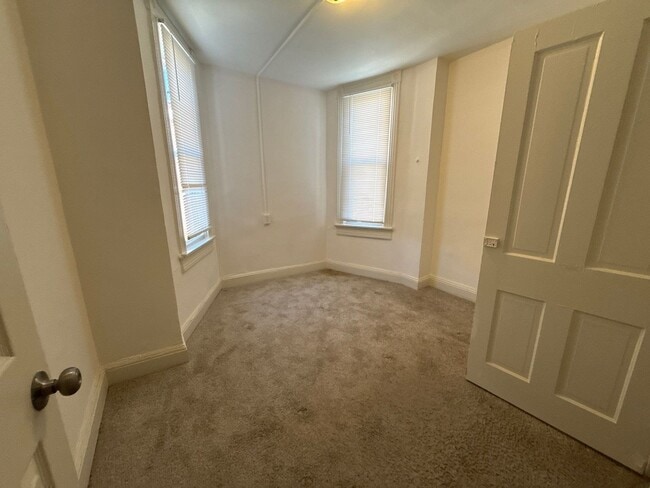 Building Photo - 450 E Lorraine Ave