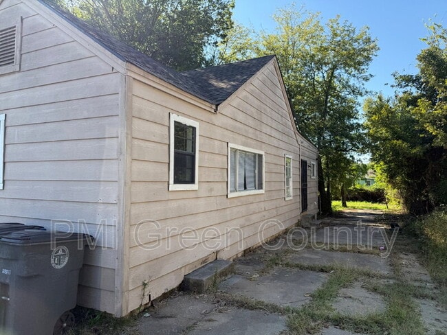 Building Photo - 610 E Xyler St