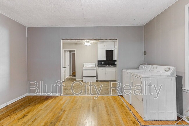 Primary Photo - 2567 Madison Ave
