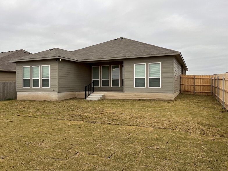 Building Photo - 819 Hawks Shadow Dr