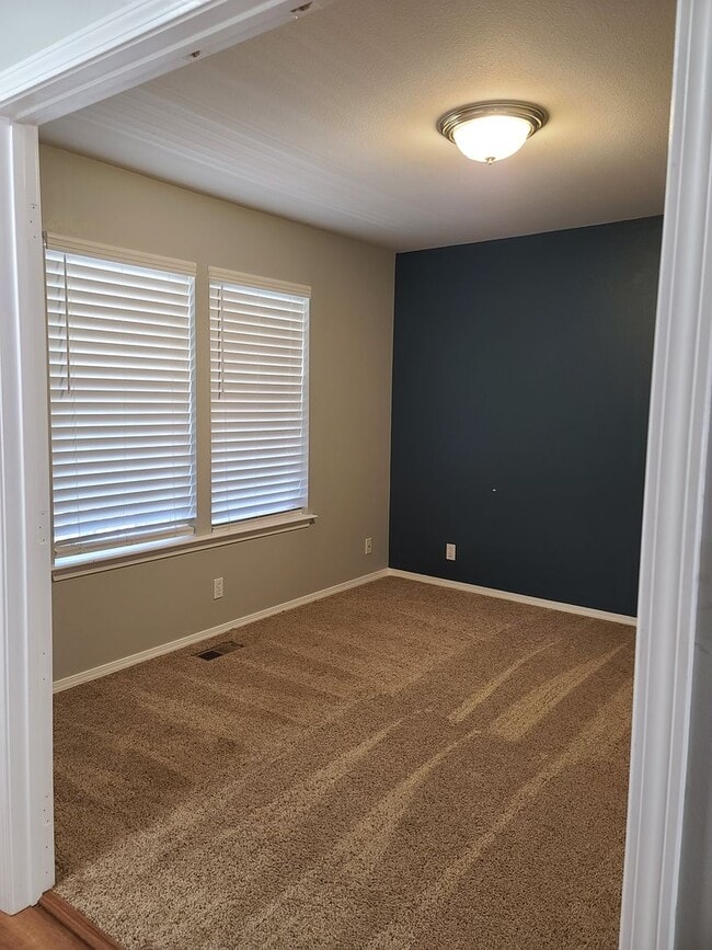 Building Photo - 2056 Doe Dr