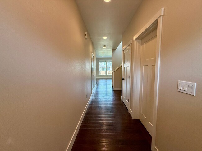 Building Photo - GORGEOUS OPEN LAYOUT HOME IN OLD FARM DISTRICT!