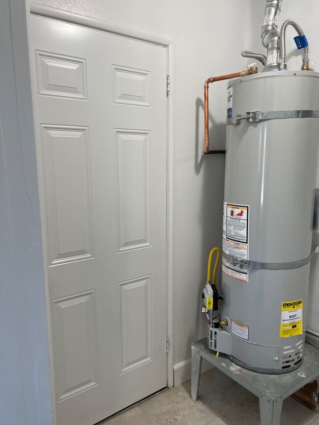 Building Photo - 429 W Ramona Dr