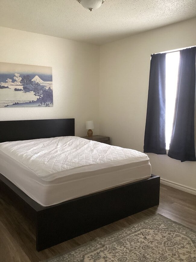 Building Photo - 2 Bed 1 bath Apartment  on Quiet Street and Close to ENMU!