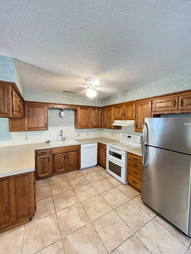 Building Photo - 4 bedrooms and 2 bath home, mature neighbo...