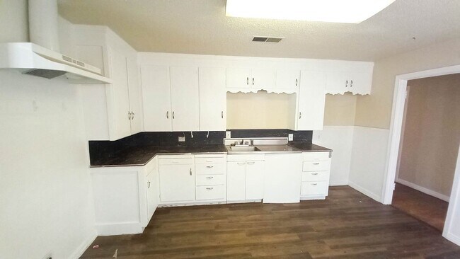 Building Photo - $0 First Month's Rent / $0 Deposit at Move-in