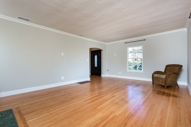 Building Photo - Charming Home in Kensington