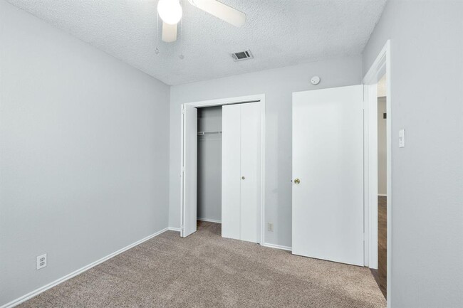 Building Photo - 6002 Parkwood Dr