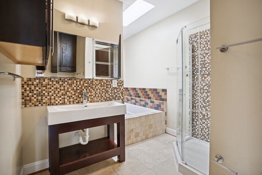 Upstairs master bath - 76 R St NW
