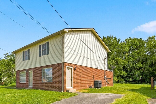Building Photo - 4113 Hunting Dr