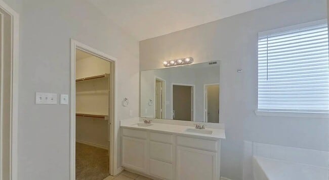 Building Photo - MOVE IN READY