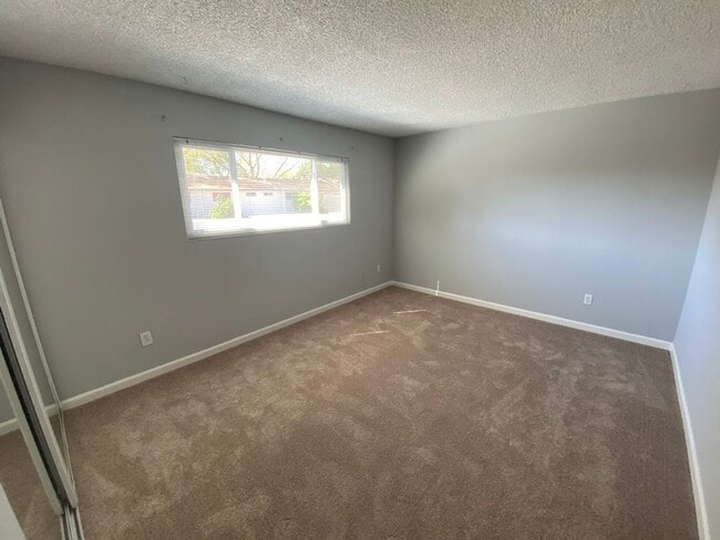 Building Photo - 3 Bedroom 1.5 Bath Townhome Near River Access Open House Wednesday April 29th 4:00-4:30 PM