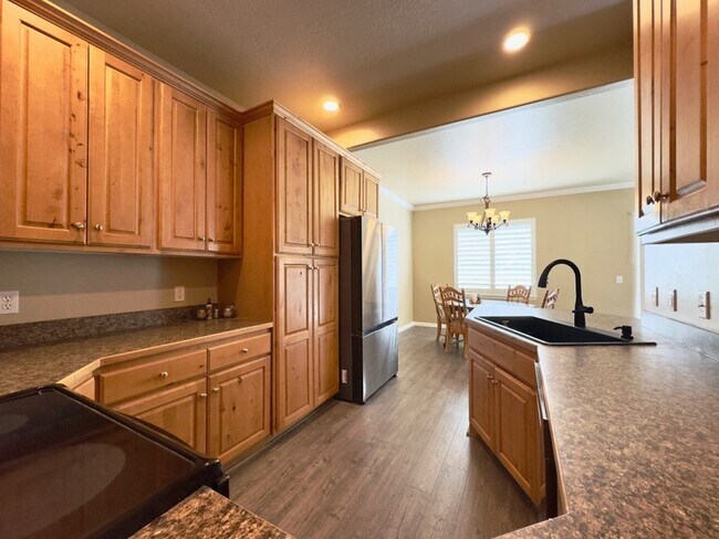 Building Photo - 634 E 60 S