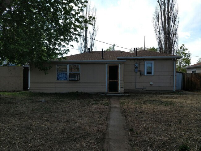 Building Photo - 2610 Azalea St