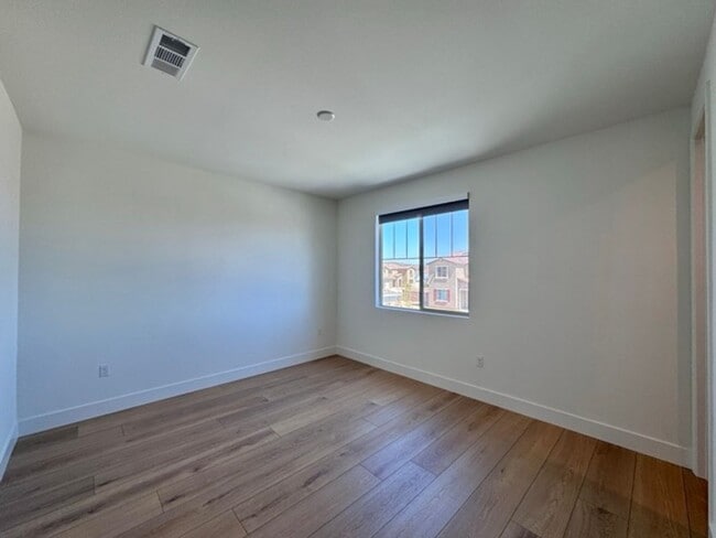 Building Photo - Spacious 5BD/3BA Home with Loft, Solar & B...
